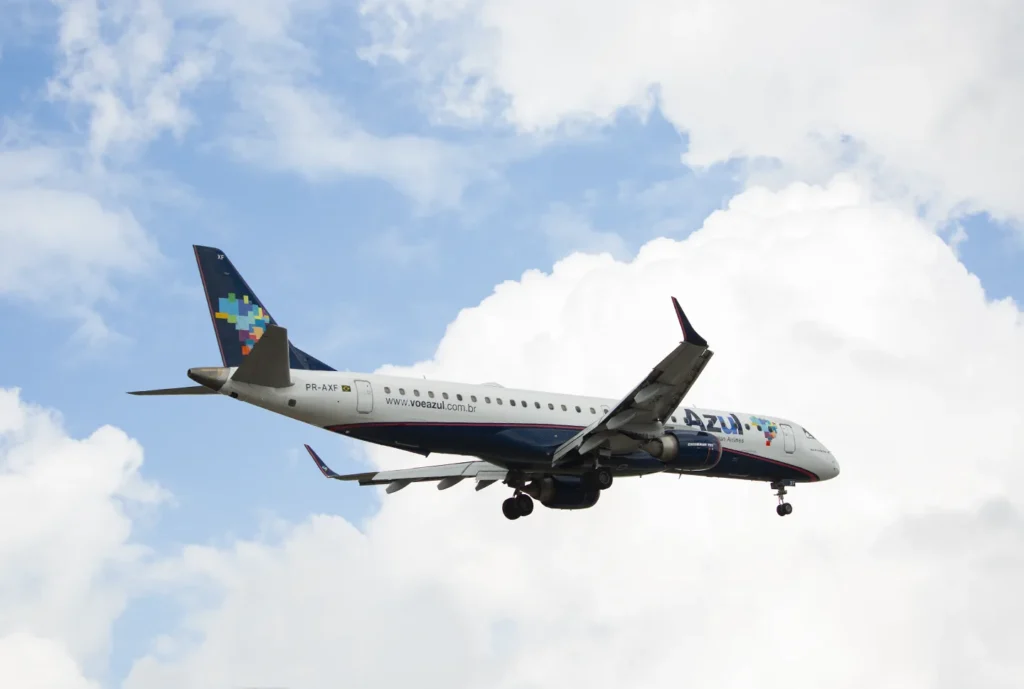 Azul Atualiza Regras de Marcação de Assentos: O Que Muda para Sua Viagem? A Azul Linhas Aéreas anunciou uma nova mudança na política de marcação gratuita de assentos, impactando diretamente os viajantes que buscam conforto sem custos extras. A partir de 15 de setembro de 2025, o prazo para escolher seu assento sem pagar foi reduzido. Curioso para saber como isso afeta seus planos de viagem? Confira todos os detalhes! Nova Política de Assentos da Azul: O Que Você Precisa Saber? Anteriormente, a Azul permitia a marcação gratuita de assentos com 72 horas de antecedência, prazo que foi ajustado para 48 horas em agosto de 2025. Agora, a companhia anunciou que, a partir de 15 de setembro, a escolha gratuita de assentos será liberada apenas 24 horas antes do voo. Essa regra se aplica a voos nacionais e internacionais, mas há benefícios exclusivos para alguns passageiros. Benefícios para Clientes Fidelidade